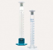 Ống đong thủy tinh đế nhựa vạch trắng 25ml 015.06.025 Isolab
